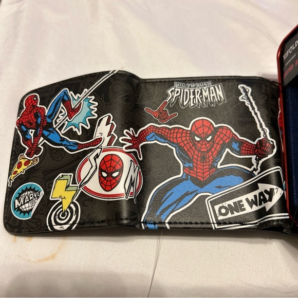 Sold Spider-Man Marvel Media Special Trifold Wallet in Red Collectors Tin - Picture 5 of 11